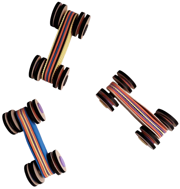 Un auto chueco de colores.