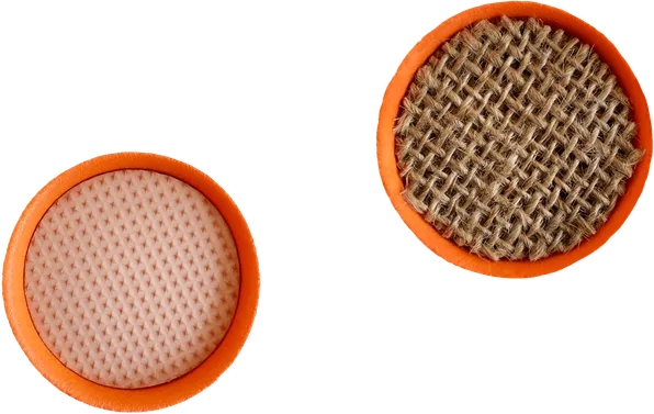 Dos fichas de Memotoc. La primera ficha es la de textura con muchos puntos chicos. La segunda ficha presenta un entramado de arpillera.